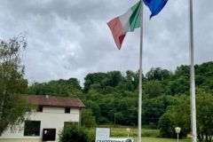 2025_Campo-San-Pietro-il-tricolore-la-bandiera-del-Friuli-e-la-struttura
