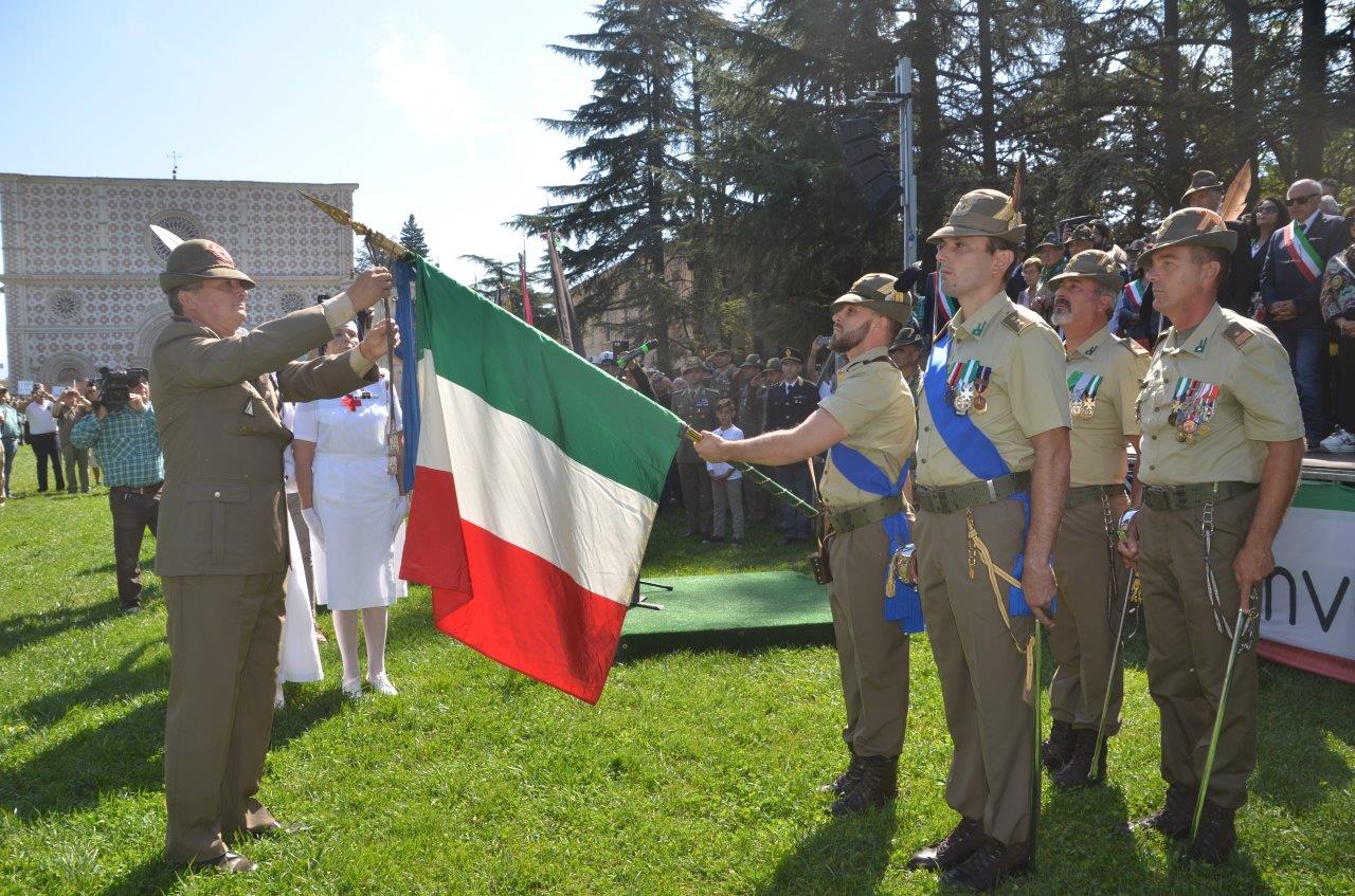 le fasi salienti della cerimonia di consegna della decorazione alla Bandiera di Guerra del 9Alpini