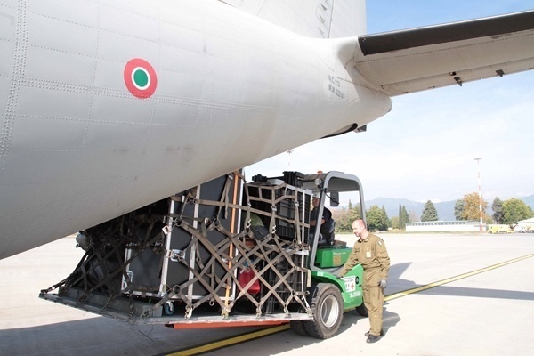 Il carico del PMA sul CI27 in partenza per lo scenario Abruzzo.