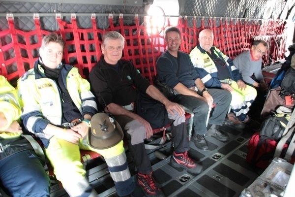 Volontari della Sanità Alpina in volo verso Coppito.