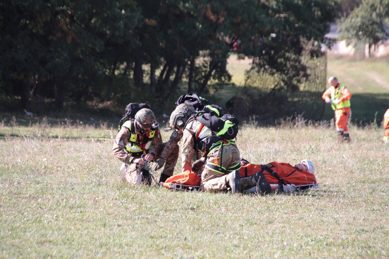 Soccorritori in azione.