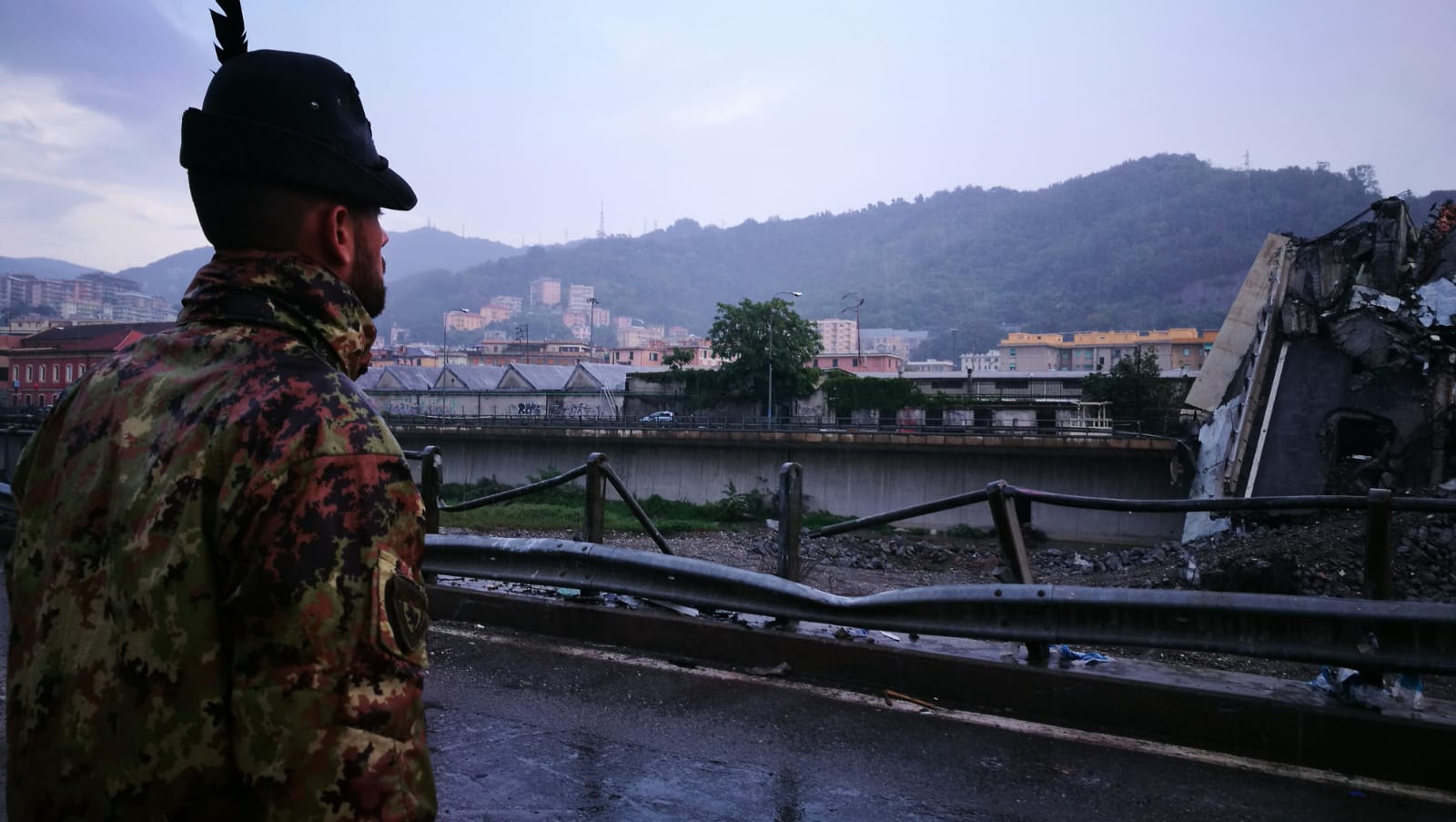 Gli alpini del 2° Reggimento di Cuneo presidiano il ponte Morandi.