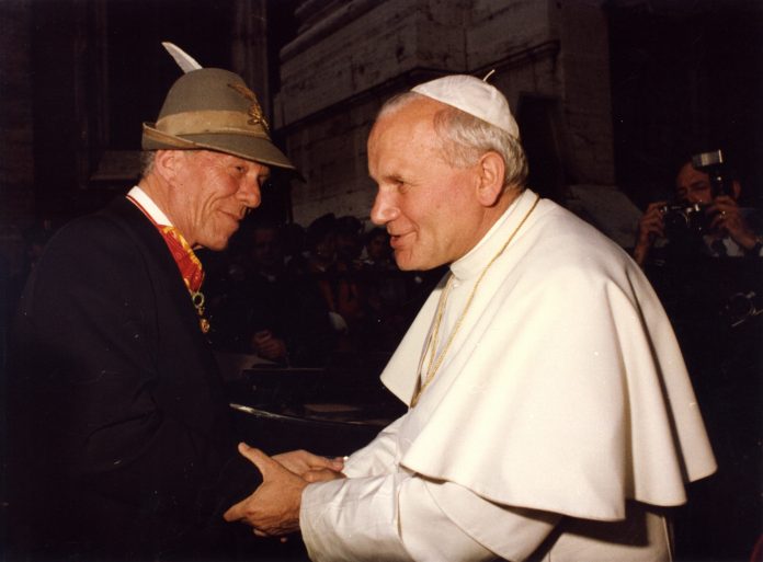 100_Sua Santità con l'allora Presidente naz ANA Franco Bertagnolli 1979