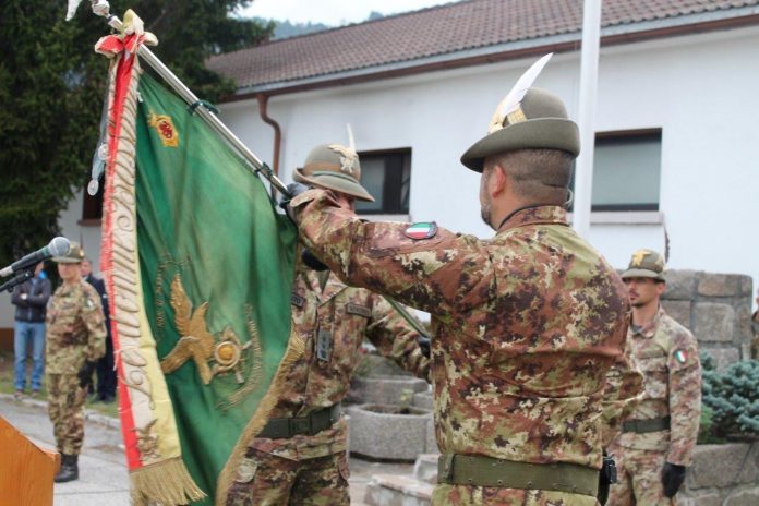 Il passaggio del gagliardetto tra i comandanti