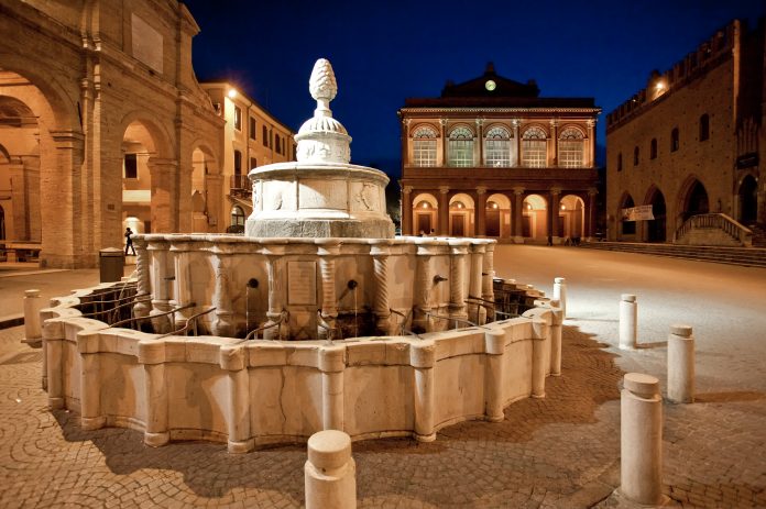 fontana_e_piazza_cavour_notturna