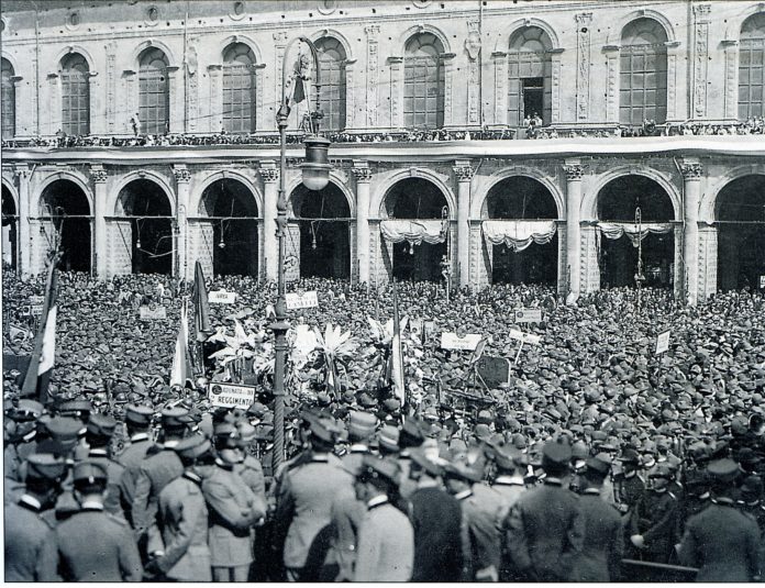 1933_ADUNATA_Bologna_Piazza Vittorio Emanuele II, ora Piazza Maggiore