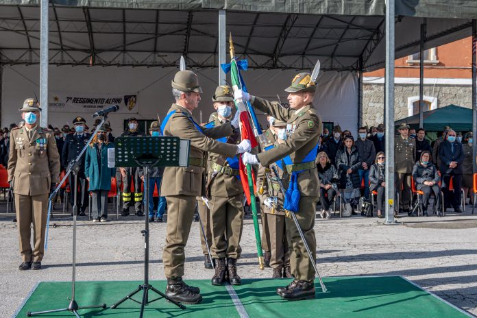 FOTO 6 - Consegna bandiera di guerra