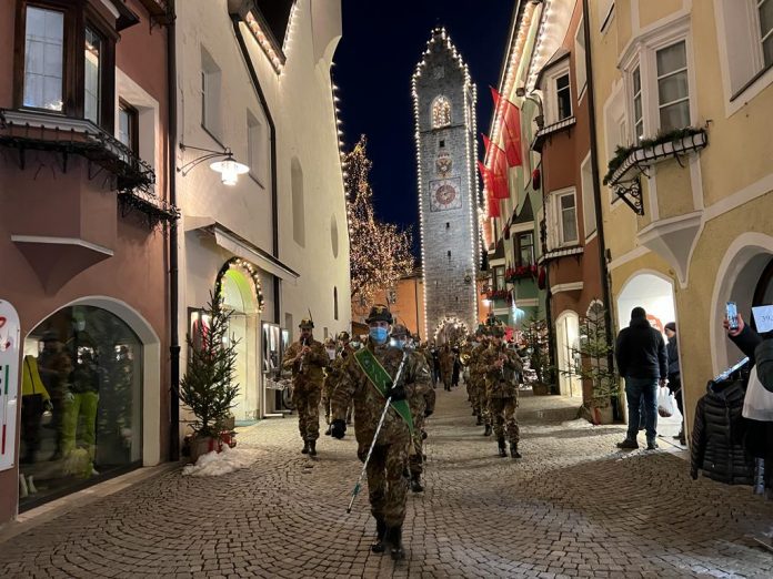 Fanfara Brigata Alpina Julia nel borgo di Vipiteno