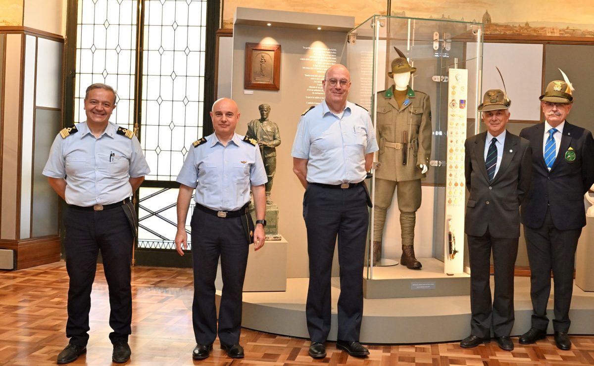 Un uniforme alpina in dono all Aeronautica Militare Associazione